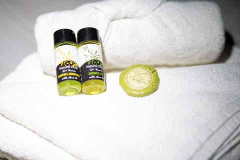 Superior Double Room | Bathroom | Shower, free toiletries, hair dryer, slippers