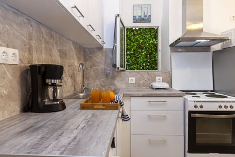 Oven, coffee/tea maker, electric kettle, toaster