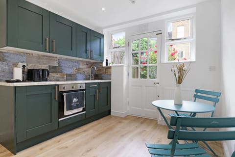 Superior Studio, Ensuite, Garden View | Shared kitchen | Oven, stovetop, toaster, cookware/dishes/utensils