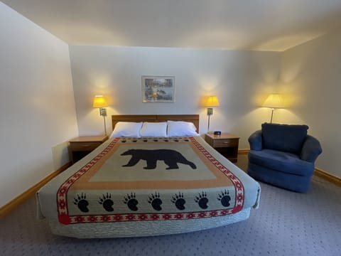 Standard king | Iron/ironing board, free WiFi, bed sheets