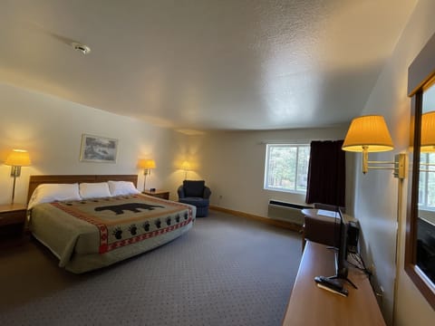 Standard King With Jetted Tub | Iron/ironing board, free WiFi, bed sheets