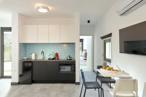 Oven, stovetop, espresso maker, coffee/tea maker