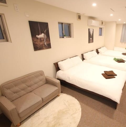 Family Room | Desk, soundproofing, WiFi (free), bed sheets