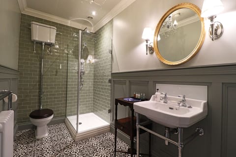 Superior Double Room | Bathroom | Shower, rainfall showerhead, hair dryer, towels