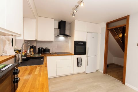 House | Private kitchen | Fridge, microwave, oven, stovetop