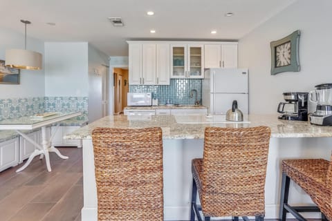Condo, 1 King Bed (Sunset Chateau 511) | Private kitchen | Oven
