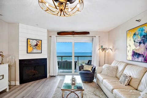 House, Multiple Beds (Pelican Pointe 5B) | Living area | TV