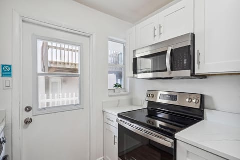 House, Multiple Beds (Beach Livin - All) | Private kitchen | Oven