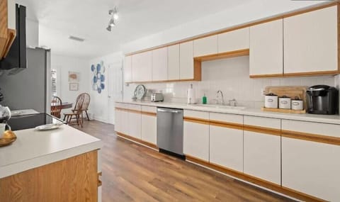 House, 1 Queen Bed (Blue Beach Cottage) | Private kitchen | Oven