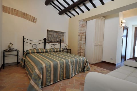 Double Room | Living area | 22-inch flat-screen TV with satellite channels, TV