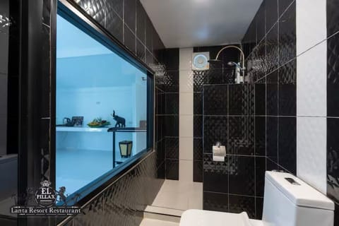 Shower, rainfall showerhead, free toiletries, hair dryer