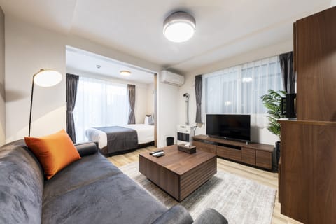 Business Apartment | Living area | Flat-screen TV
