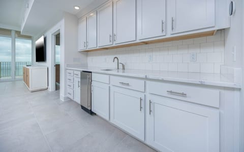 Condo, 4 Bedrooms | Private kitchen | Fridge, oven, coffee/tea maker