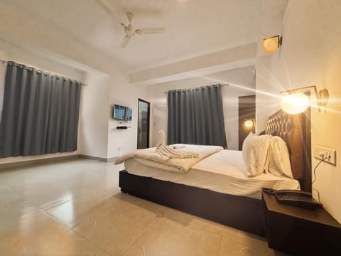 Superior Room | Desk, iron/ironing board, WiFi (free), bed sheets