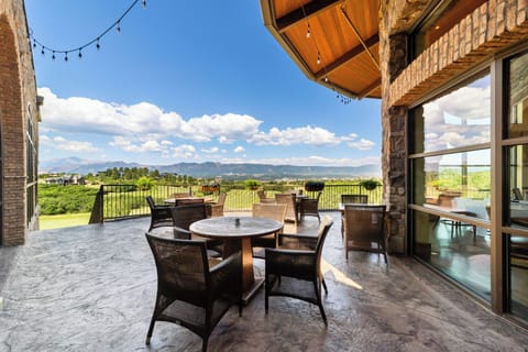 3 restaurants, breakfast, lunch, dinner served; American cuisine