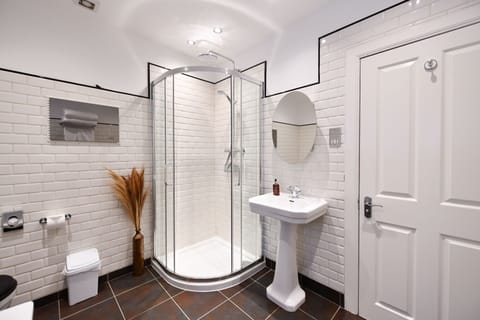 Deluxe Double or Twin Room | Bathroom | Designer toiletries, hair dryer, heated floors, towels