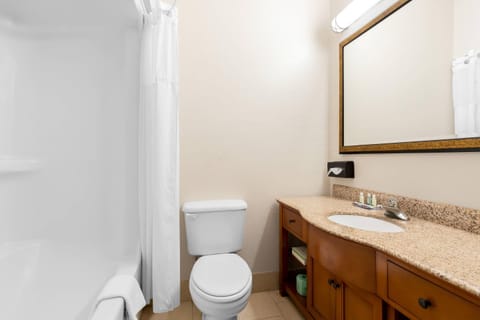 Combined shower/tub, free toiletries, towels