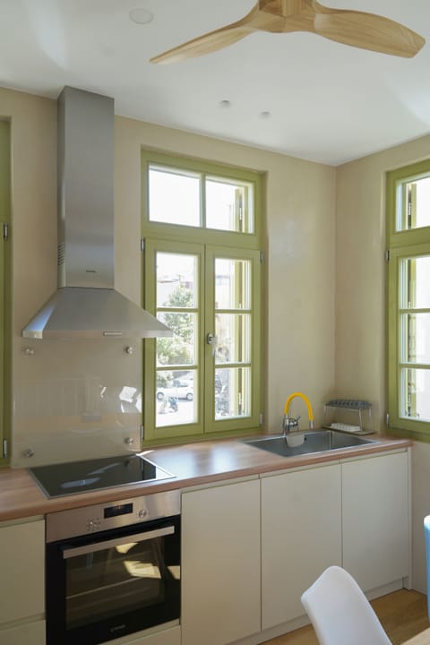 Luxury Townhome, 2 Bedrooms, Hot Tub | Private kitchen | Full-size fridge, oven, stovetop, dishwasher