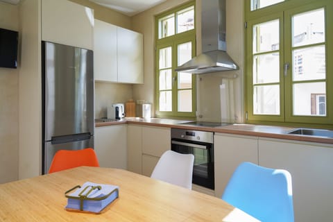 Luxury Townhome, 2 Bedrooms, Hot Tub | Private kitchen | Full-size fridge, oven, stovetop, dishwasher