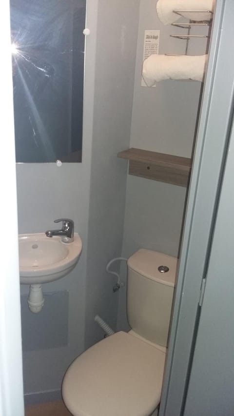 Combined shower/tub, hair dryer, towels