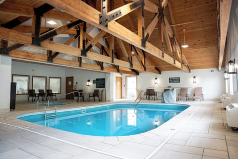 Indoor pool, sun loungers