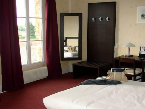 Desk, laptop workspace, soundproofing, free cribs/infant beds