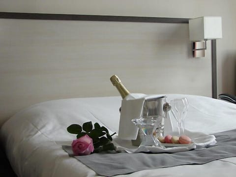 Desk, laptop workspace, soundproofing, free cribs/infant beds