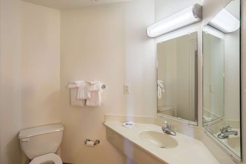 Combined shower/tub, towels