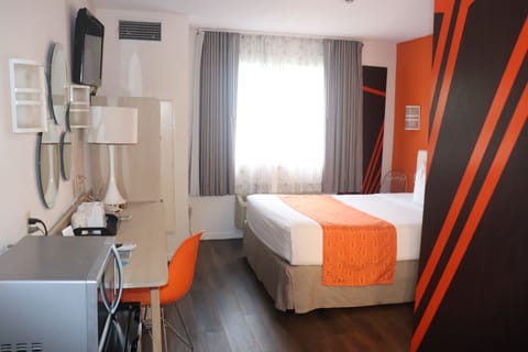 Standard Room, 1 Queen Bed, Non Smoking | Desk, blackout drapes, rollaway beds, free WiFi