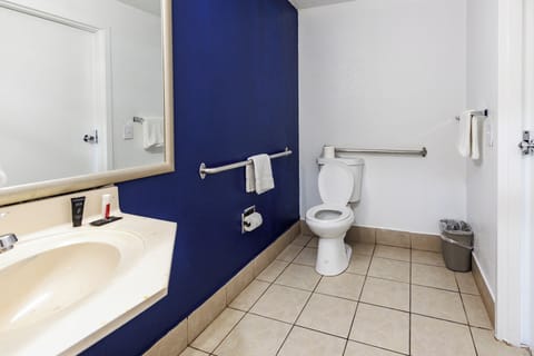 Queen Bed Non-Smoking | Bathroom | Free toiletries, hair dryer, towels