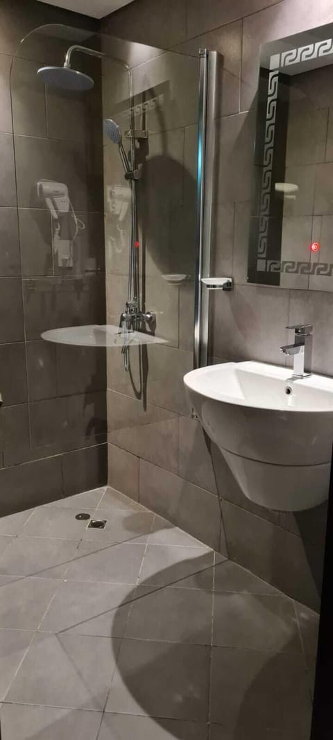 Executive Room | Bathroom | Shower, rainfall showerhead, hair dryer, bidet