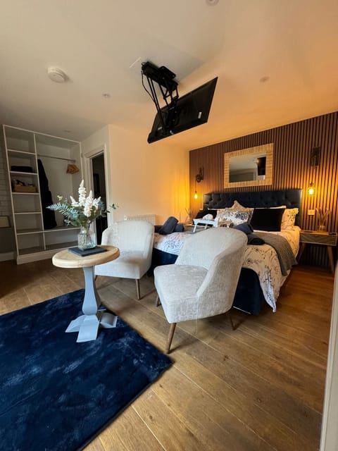 Superior Double Room (Luxury King) | Premium bedding, down comforters, minibar, individually decorated