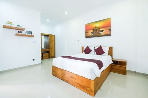 Double Room | Desk, laptop workspace, blackout drapes, iron/ironing board