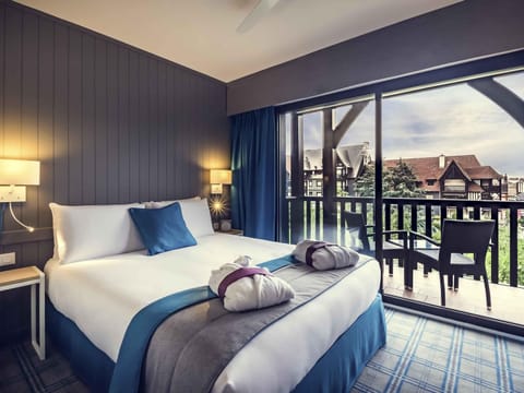 Privilege, Double Room, 1 Double Bed, Balcony, Park View | Minibar, in-room safe, desk, blackout drapes