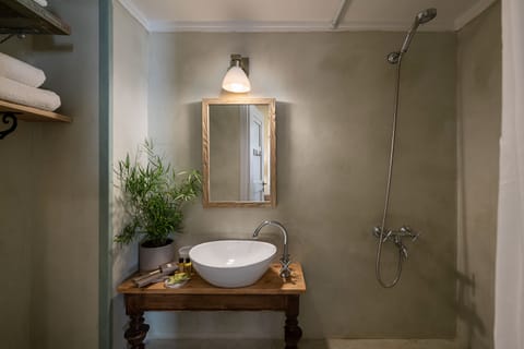 Superior Studio | Bathroom | Hair dryer, towels, soap, shampoo