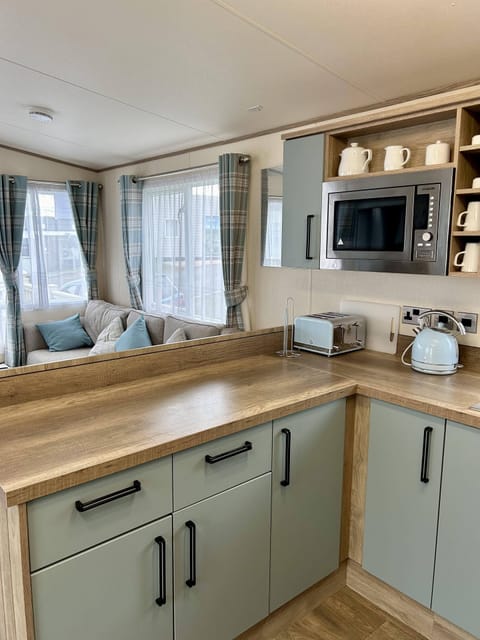 Cabin | Private kitchen | Fridge, microwave, oven, stovetop