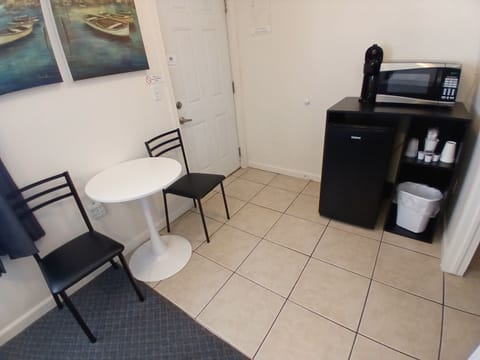 Petit Budget Queen | Living area | 32-inch flat-screen TV with premium channels