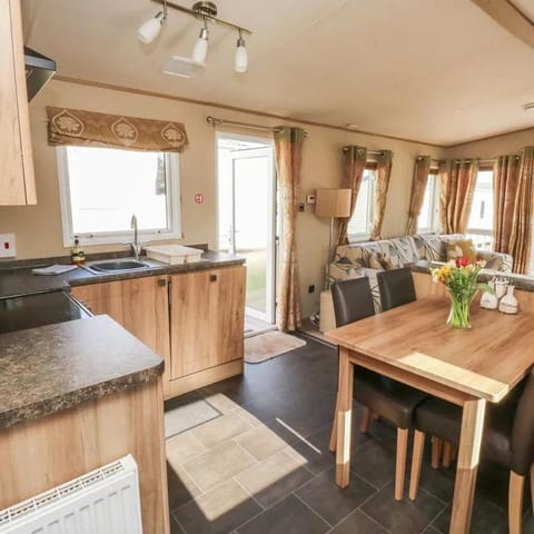 Cabin | Private kitchen | Fridge, microwave, oven, stovetop