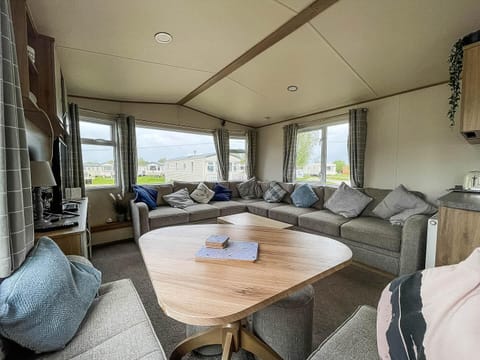 Cabin | Living area | TV