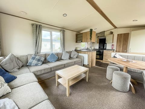 Cabin | Living area | TV