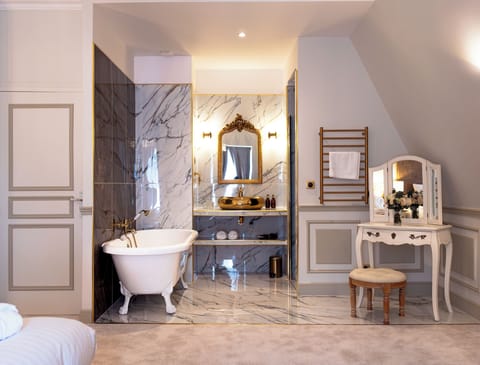 Honeymoon Suite | Bathroom | Free toiletries, hair dryer, bathrobes, slippers