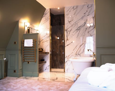 Family Suite, 1 King Bed with Sofa bed, Park View | Bathroom | Free toiletries, hair dryer, bathrobes, slippers