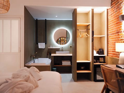 Signature Double Room, 1 Bedroom | Bathroom | Free toiletries, hair dryer, bathrobes, slippers