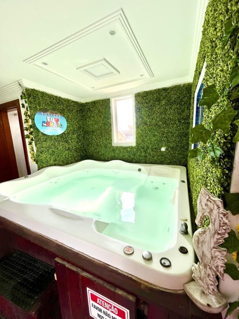 Jetted tub