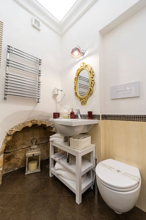 Camera Deluxe Matrimoniale, Venere | Bathroom | Shower, free toiletries, hair dryer, bidet