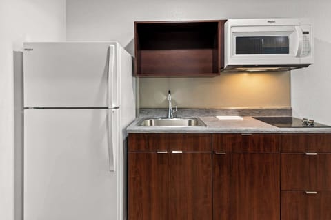 Full-size fridge, microwave, stovetop