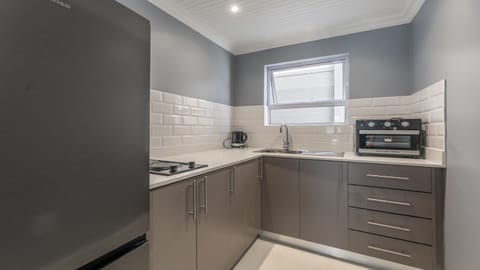 Business Apartment, 1 Queen Bed, Pool View | Private kitchen | Stovetop