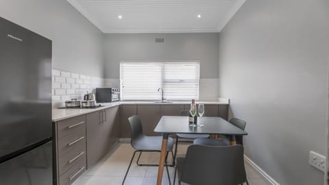 Deluxe Apartment, Pool View | Private kitchen | Stovetop