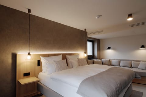 Junior Suite | Premium bedding, in-room safe, free WiFi, bed sheets