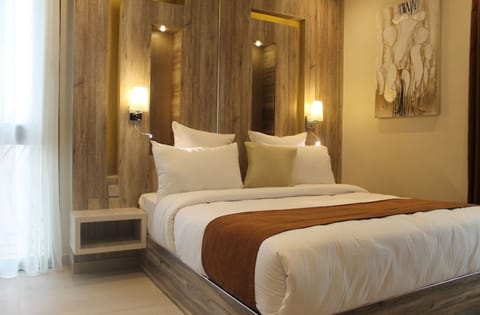 Premium bedding, minibar, laptop workspace, WiFi (free)